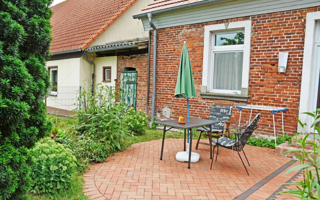 Ferienwohnungen im Gutshaus Gnies Exterior foto