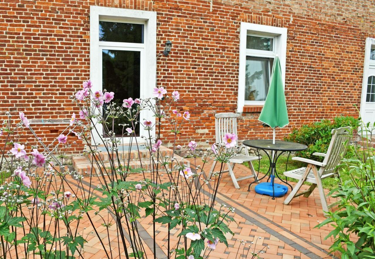 Ferienwohnungen im Gutshaus Gnies Exterior foto